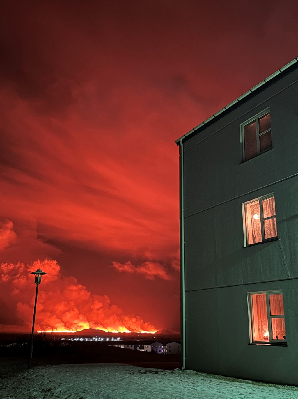 明亮的橙红色熔岩，从地表裂缝中喷出，火舌不断涌动，照亮冰岛的深夜。路透社