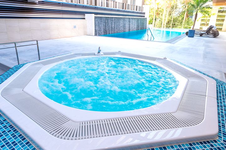 在See Through Pool的一隅，設有水力按摩熱水浴池供客人浸浴。