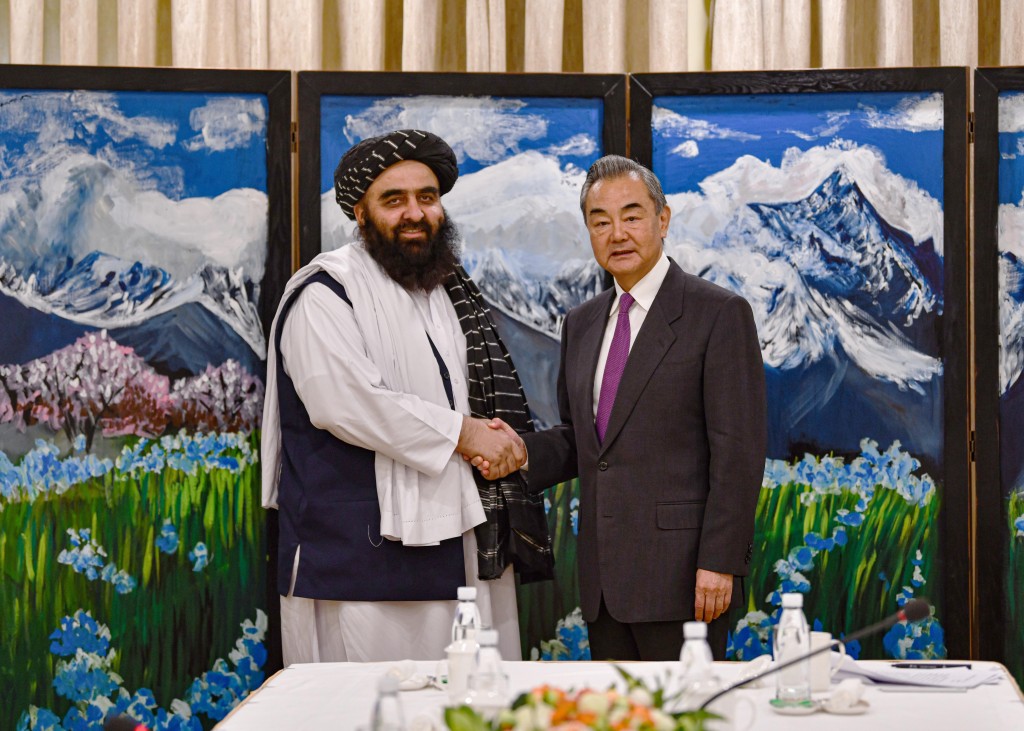 王毅会见阿富汗临时政府代理外长穆塔基。新华社