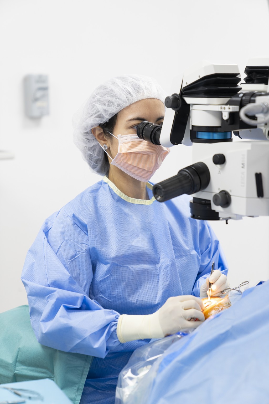 眼睛結構既複雜又脆弱，手術時需要通過顯微鏡才可以看清楚眼部組織。