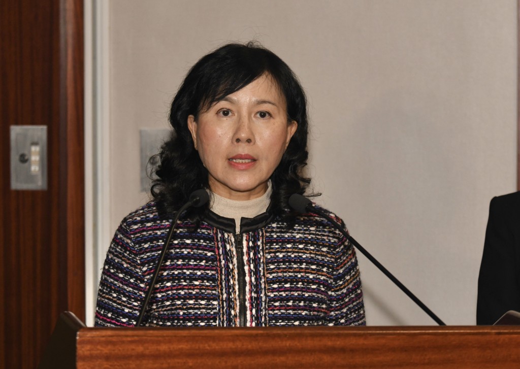 陳美寶指，經徵詢律政司法律意見後，決定先刪除相關條文，完善後再提交立法會。