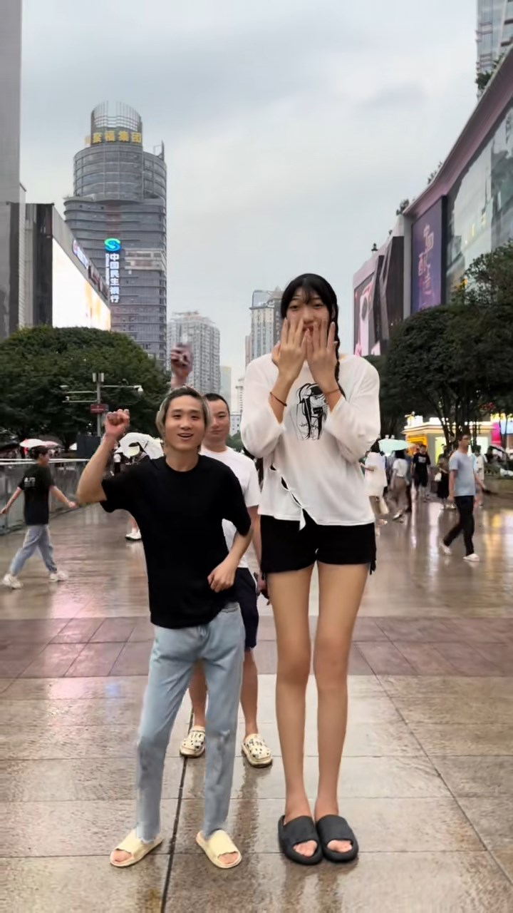 梓浩與女友小玥相戀四載,最終卻被病魔拆散這個家庭。 梓浩與女友小玥相戀四載,最終卻被病魔拆散這個家庭。