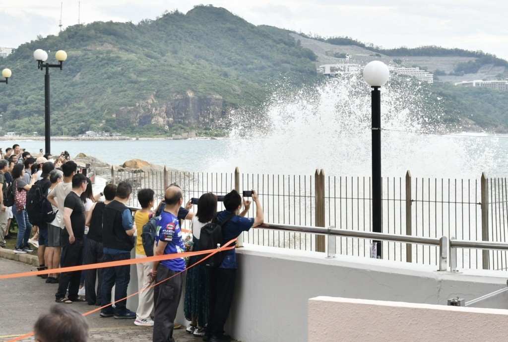 拍打上岸的浪花與燈柱一樣高。 拍打上岸的浪花與燈柱一樣高。