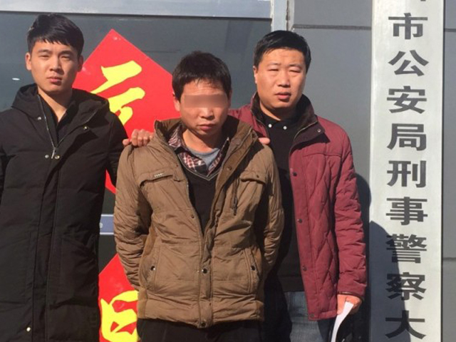 警方拘捕涉嫌拐賣嬰兒的疑犯萬男。 網上圖片