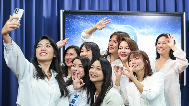 国民党组「KMT Girls」助选。 中时网