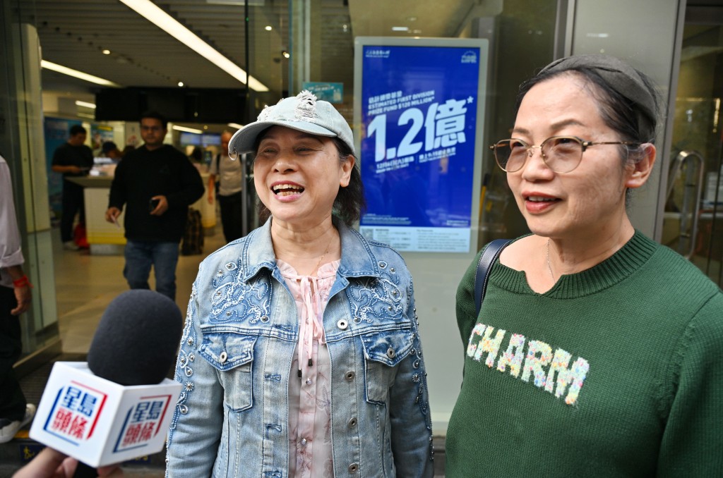康女士（左）與潘女士（右）一同前來購買六合彩。