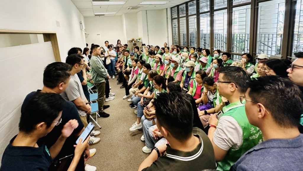 房屋署聯同區議員及關愛隊等到皇后山邨及山麗苑探訪居民。房委會 - 公屋人情風貌fb