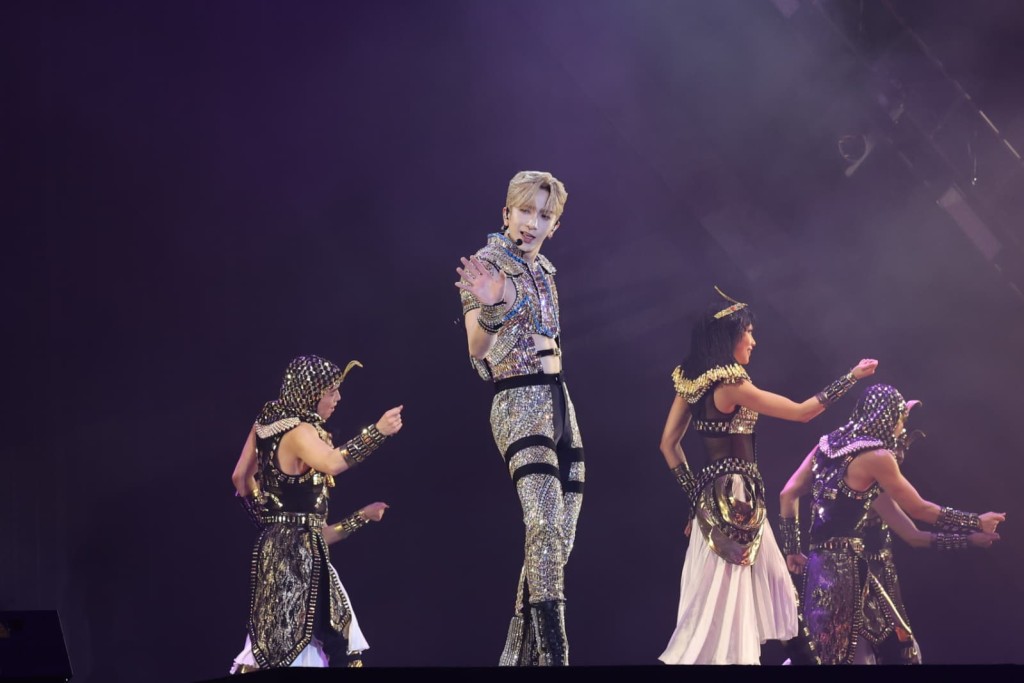 AL與一班古埃及造型打扮的舞蹈員一起跳唱。 AL與一班古埃及造型打扮的舞蹈員一起跳唱。