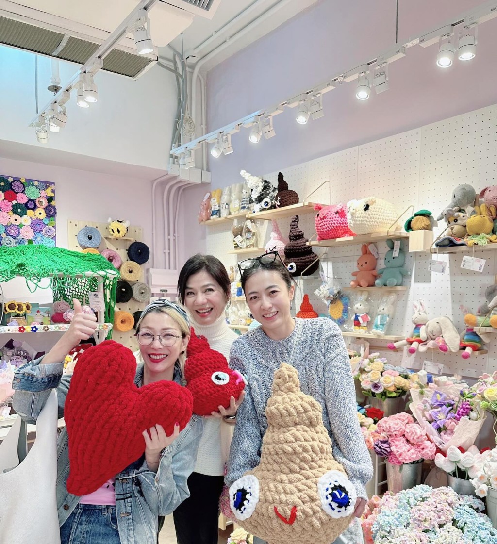 郑秀文与锺楚红今年2月到甘比的鈎织店打卡！