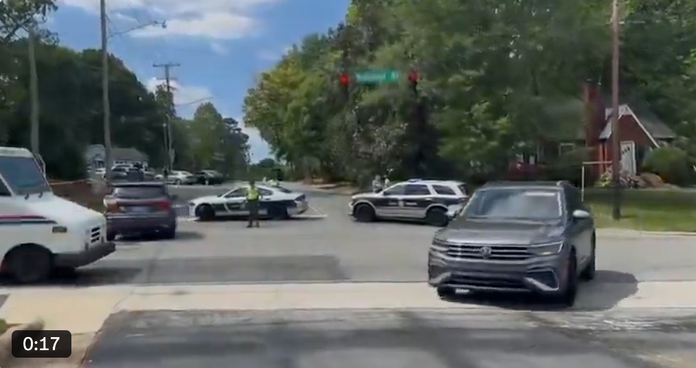 事发于周一早上约九时五十二分，地点位于罗宾汉路的莱因巴克公园（Leinbach Park）。X@AztecaNoticias现场影片截图