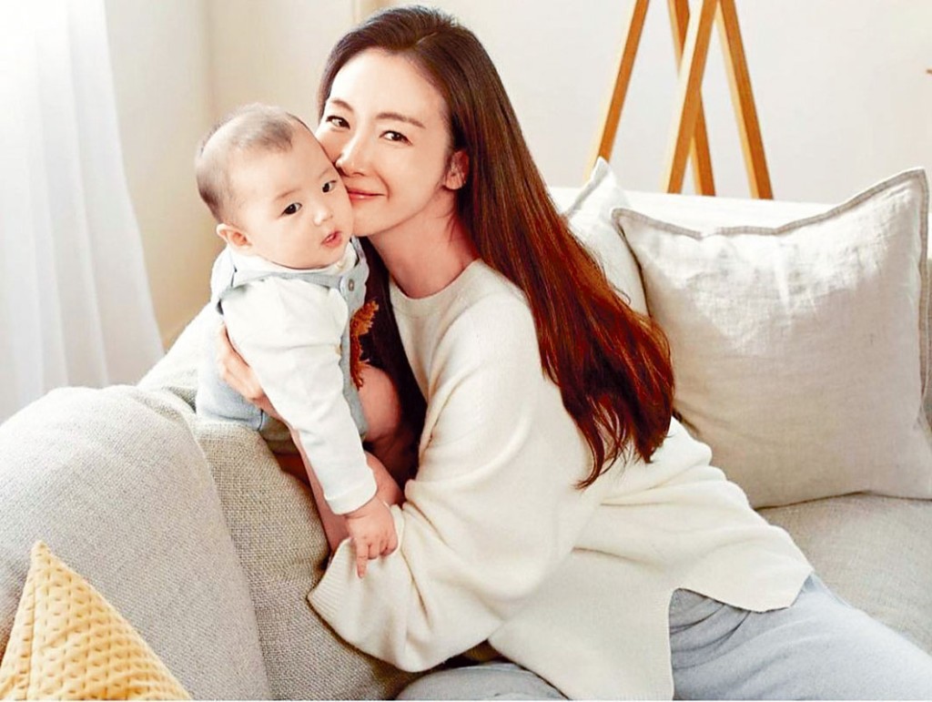 崔智友在两年前诞下女儿。