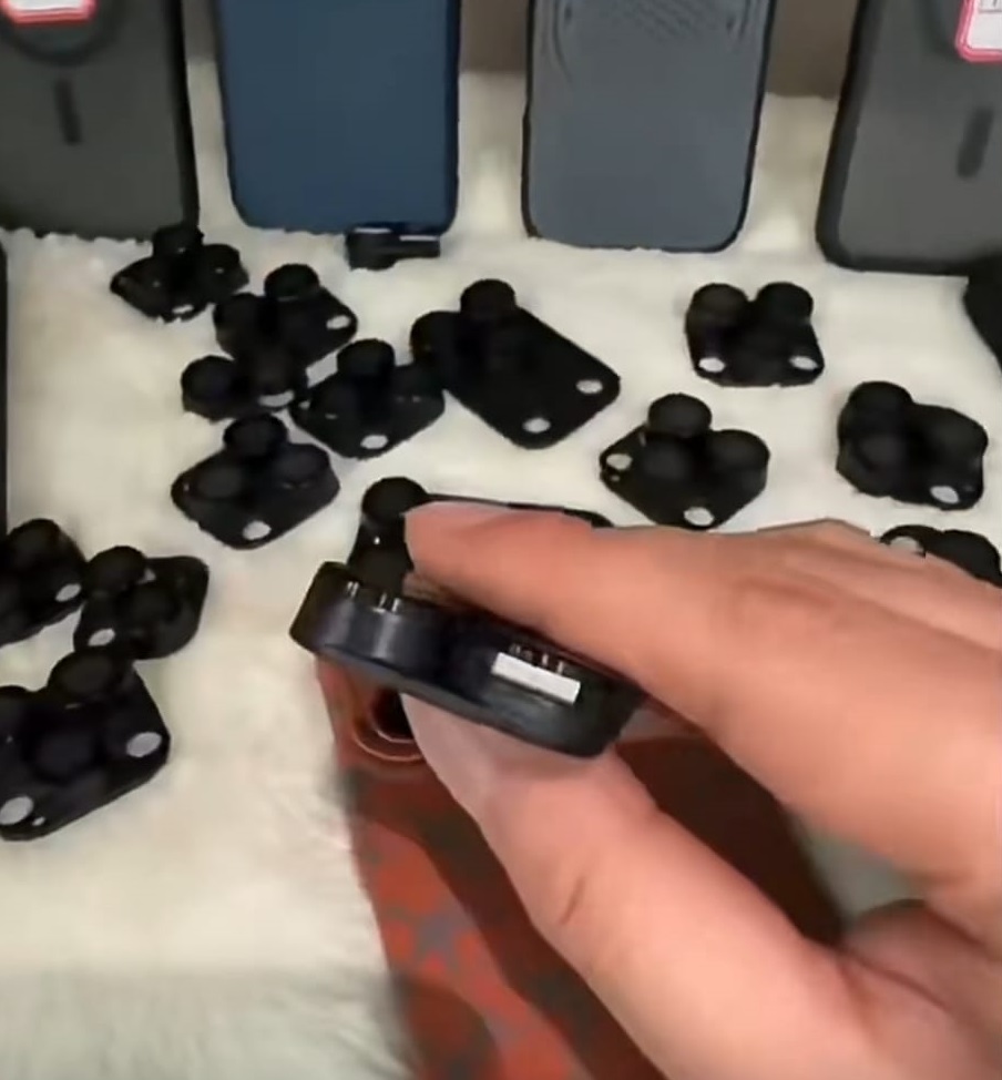 偷拍裝置竟被塞在手機殼之中。內地電商平台