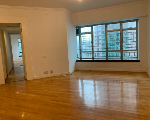 這個新都城1期5座中層E室,實用面積689方呎, 一室光猛。
