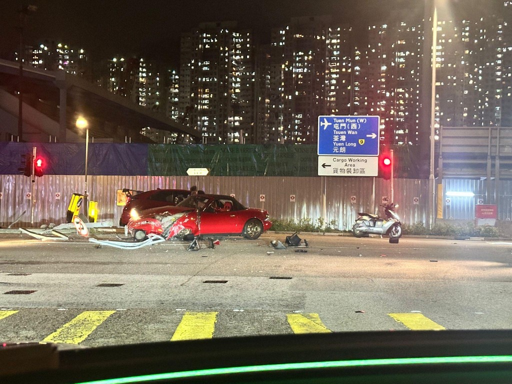 兩輛私家車於屯門游泳池對開發生相撞。fb「屯門公路塞車關注組」Suarez Cheung圖片