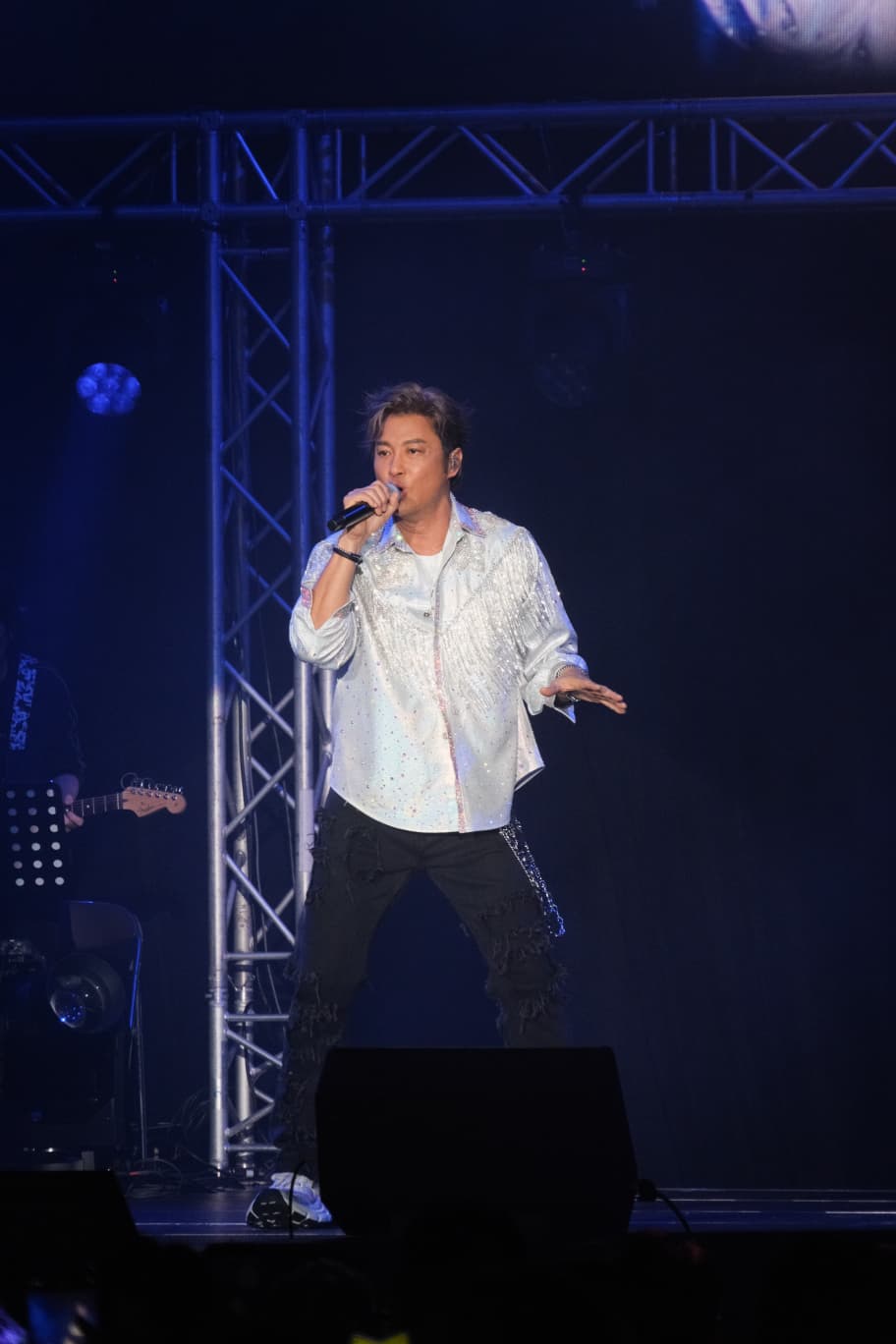 譚耀文唱快歌《黑夜的豹》、《壞女孩》、《妖女》、《拒絕再玩》、《無心睡眠》。 譚耀文唱快歌《黑夜的豹》、《壞女孩》、《妖女》、《拒絕再玩》、《無心睡眠》。