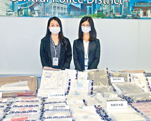 女總督察何佩佩（左）展示檢獲各類毒品。