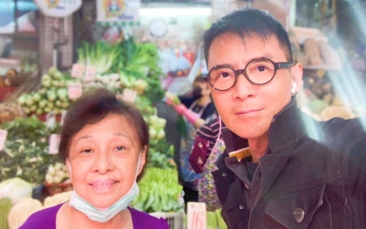 54歲的林利為照顧媽媽而回港生活。