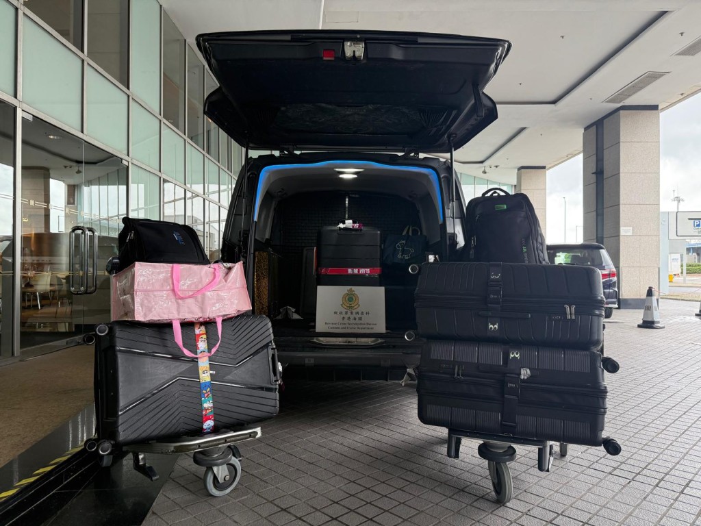 海關亦扣留涉案的輕型客貨車作進一步調查。海關提供