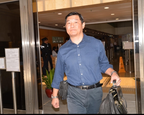 警司孔憲裘供稱,當時取岀警棍向「暴徒」發岀警告及對峙,隨後亦被人用木棍襲擊。