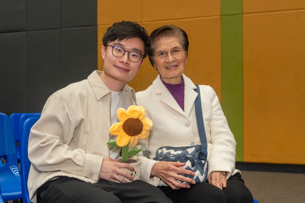 陈敬乐（左）邀祖母娇姐出席演唱会，欣赏以她为创作概念的原创歌曲。 都大提供