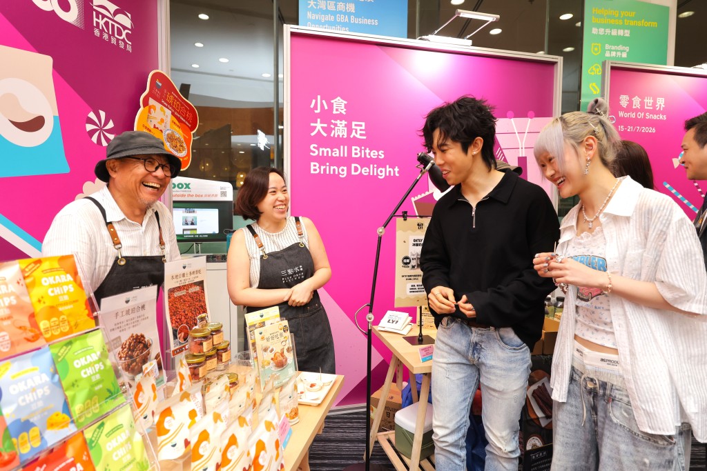 「零食世界」雲集近30個國家及地區、超過1,300款環球特色零食，從經典懷舊風味到創新健康之選一應俱全。
