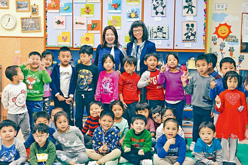東華三院伍尚能紀念幼兒園校長龔宇萍（後排左）認為，建立非華語幼兒的教材資源庫，可更長遠及有系統地幫助非華語生學習。