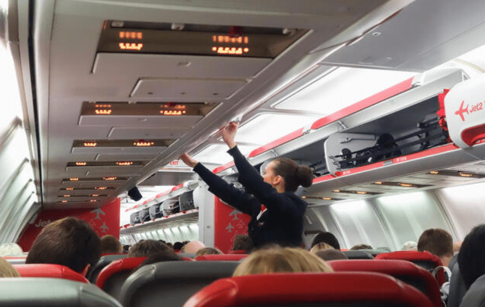 面對空姐制止時，兩人辯稱因首次搭機緊張而正在「祈禱」。Alamy示意圖