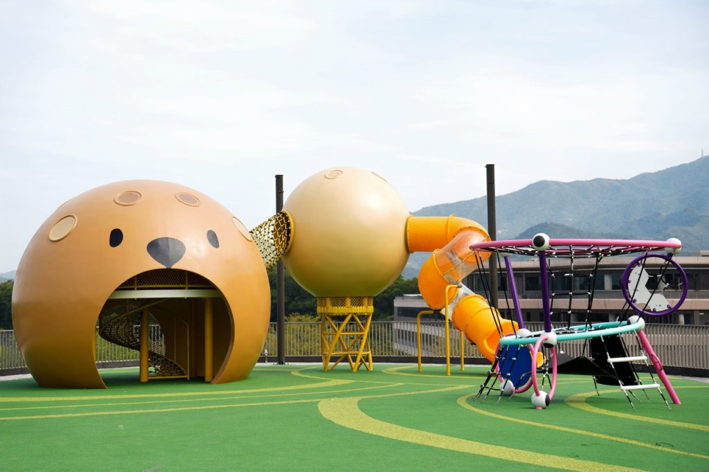 以可愛小熊為主題的遊樂場，適合年齡較小的兒童，飽覽無敵海景，場內備有滑梯和繩網。 