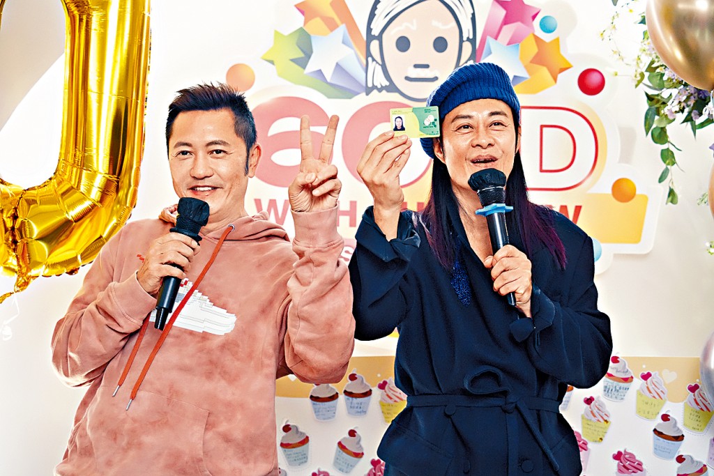 蔡一智（右）「登六」派對大晒樂悠卡，兄弟蘇志威都有出席。