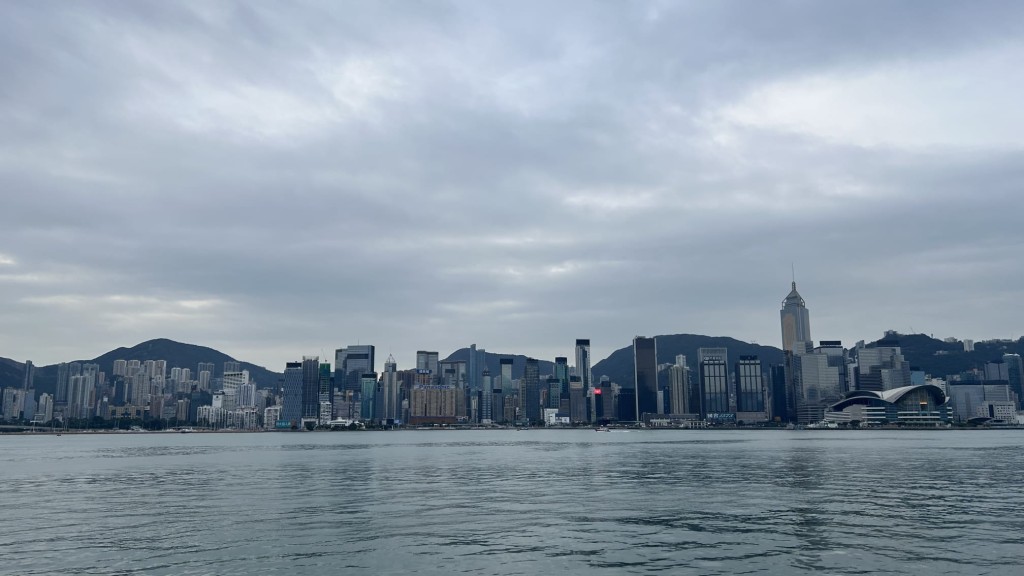 本港地區今日大致多雲，初時有一兩陣微雨。蔡楚輝攝