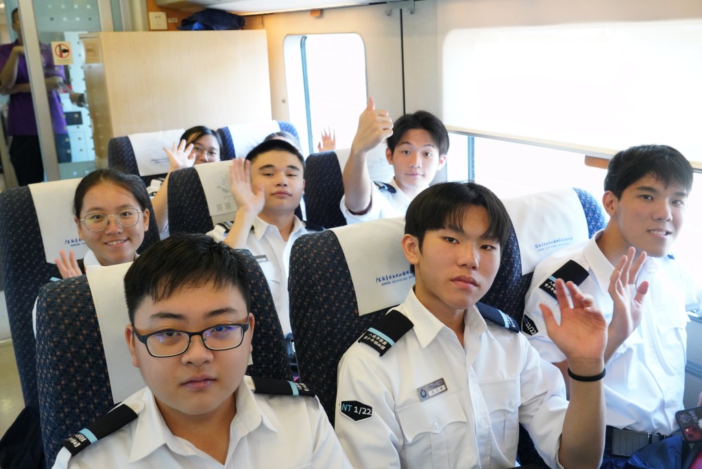 交流團成員乘搭高鐵到廣州展開行程。