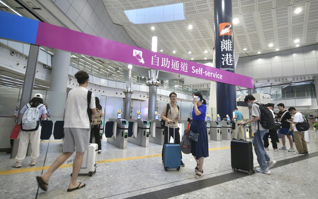 红山站毗邻深圳北站，港人还可选择乘搭高铁往返西九龙站。资料图片