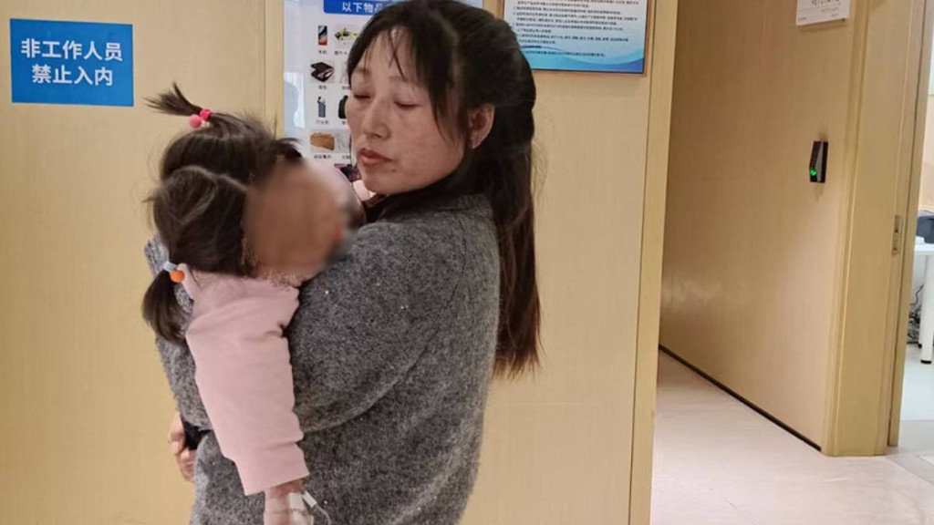 秦紅利生產時因保健院連串失誤，導致佳佳腦癱。澎湃新聞