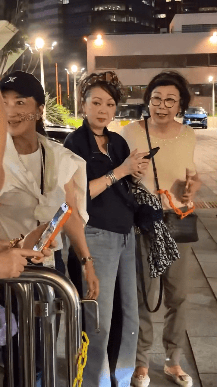 有網民分享在場外遇上譚詠麟胞妹（中）的影片，不少網民都讚她如哥哥一樣高顏值！