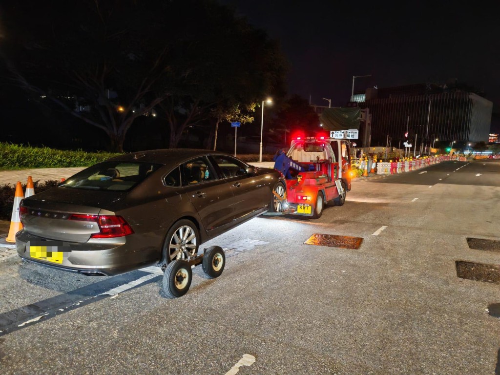 警方啟德體育園周邊打擊交通違例拖走3車。警方圖片 警方啟德體育園周邊打擊交通違例拖走3車。警方圖片