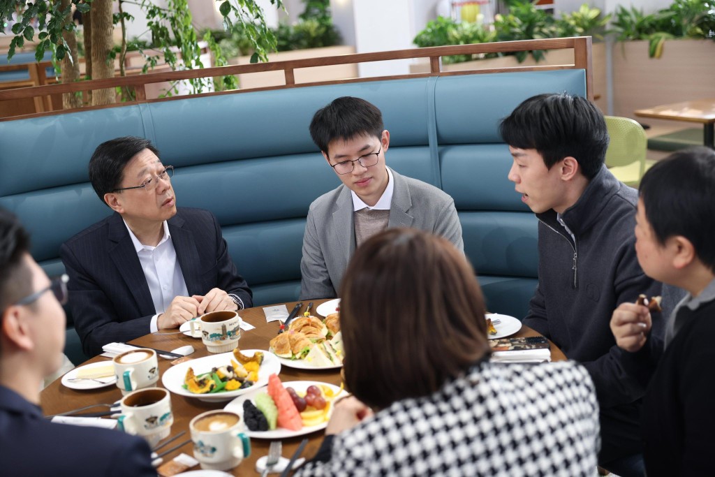 行政長官李家超（左一）與四位在北京讀書或工作的香港青年共晉早餐。李家超FB圖片