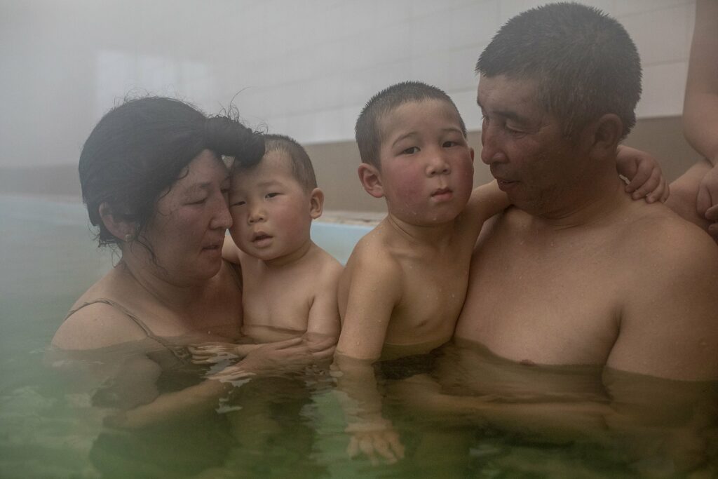 在吉尔吉斯，一家人正在享受温泉郊游。（图片来源：World Press Photo）
