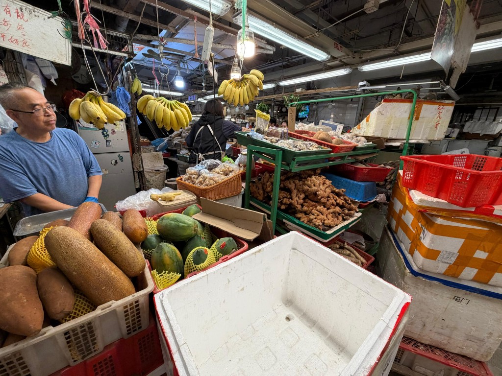 长沙湾保安道街市蔬果档负责人黎先生表示,受网购风气及北上热潮影响,近数月生姜、蒜头、木瓜等蔬果销量不断下跌,经营环境日益恶劣。 曾志恒摄 长沙湾保安道街市蔬果档负责人黎先生表示,受网购风气及北上热潮影响,近数月生姜、蒜头、木瓜等蔬果销量不断下跌,经营环境日益恶劣。 曾志恒摄