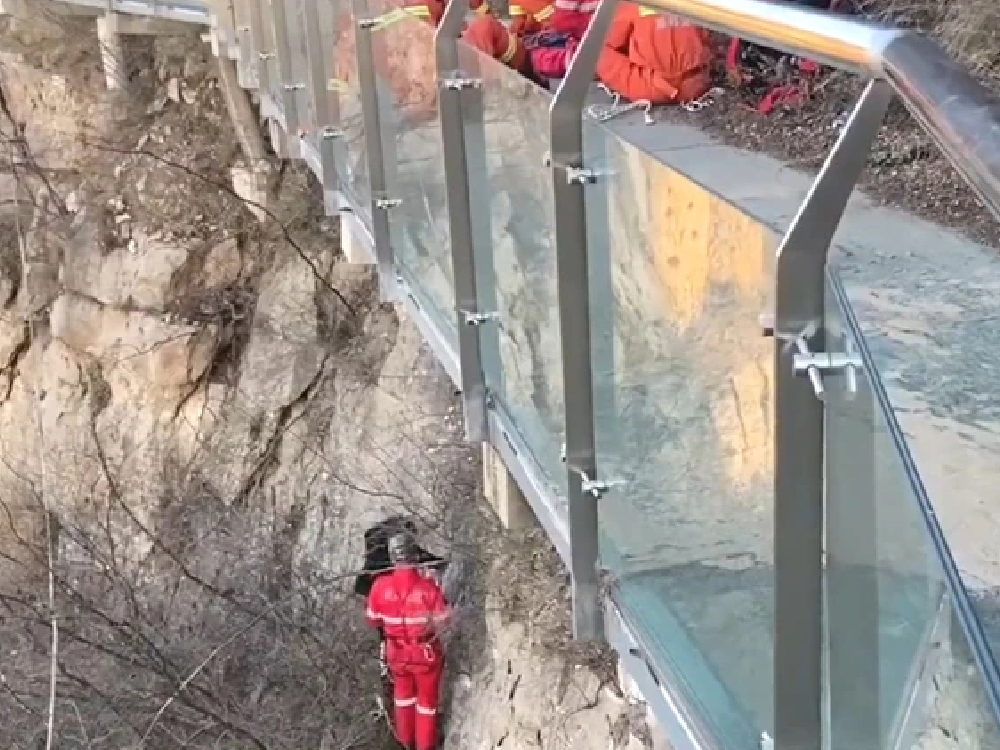 消防员拯救被困的大妈。 （片段截图）