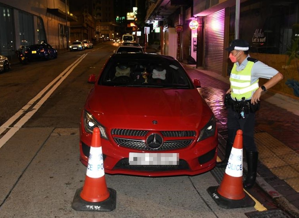 私家車停泊路邊阻塞交通，警員在場調查。