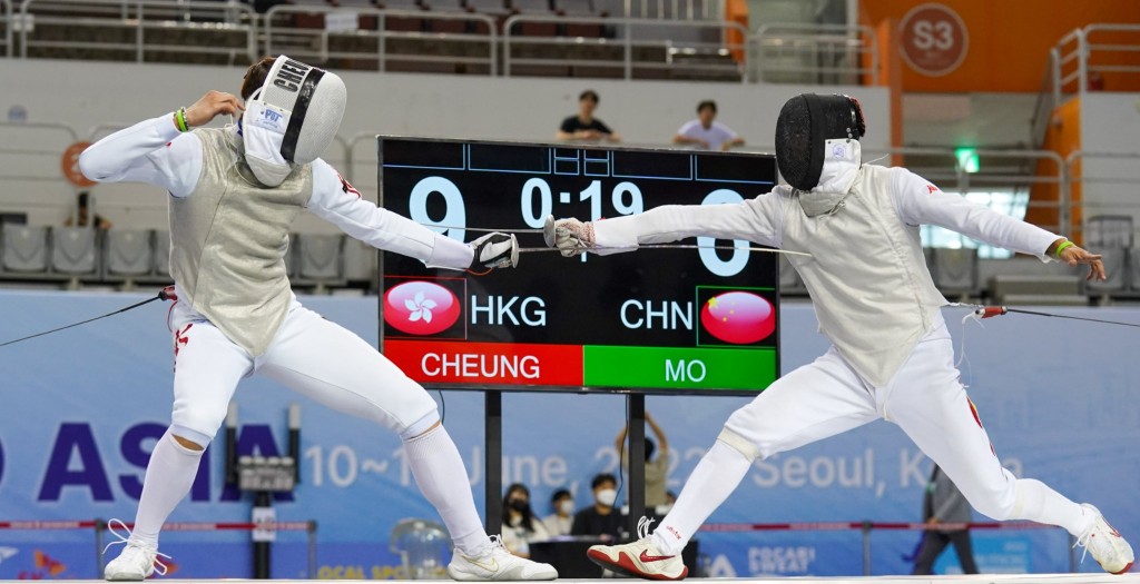 張家朗(左)於亞錦賽決賽輕取對手奪冠。國際劍聯Facebook圖片