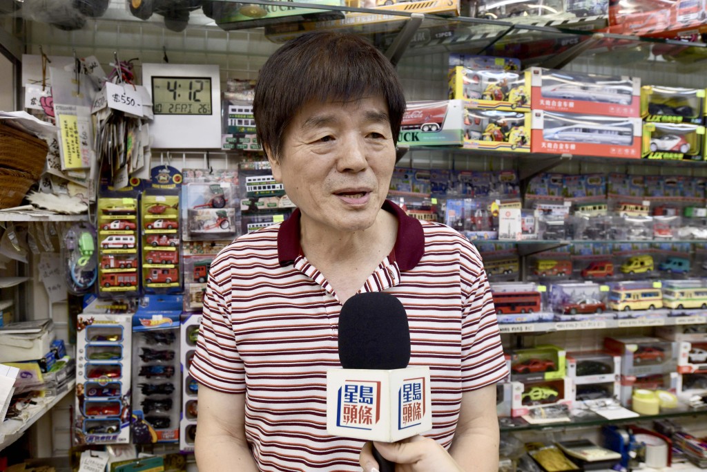 赤柱大街經營數十年的禮品店鄭老闆。