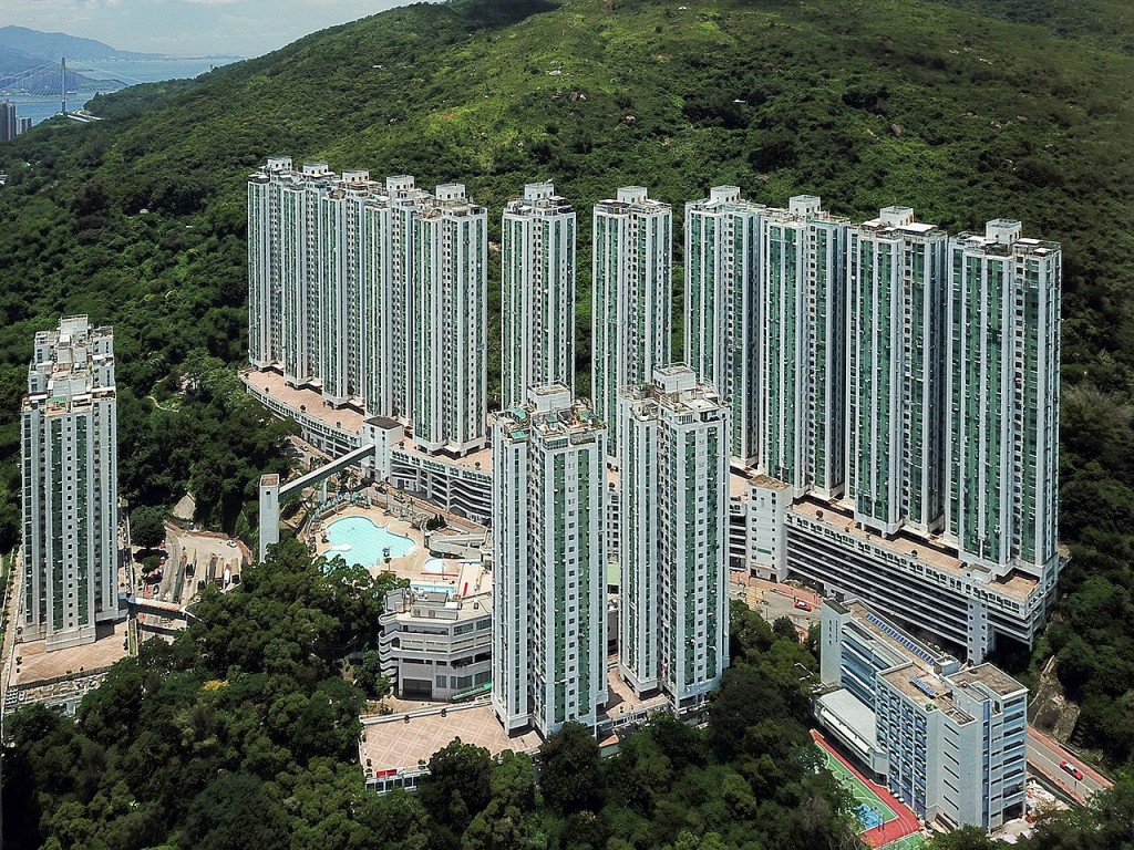 荃威花園位置依山面海,環境清幽,中低層住戶亦可望山景。 荃威花園位置依山面海,環境清幽,中低層住戶亦可望山景。