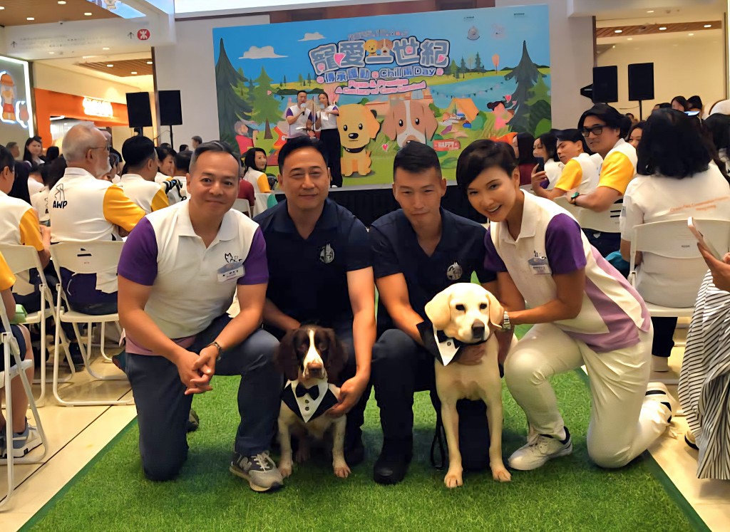 周一鳴（左）與狗狗及嘉賓合照。