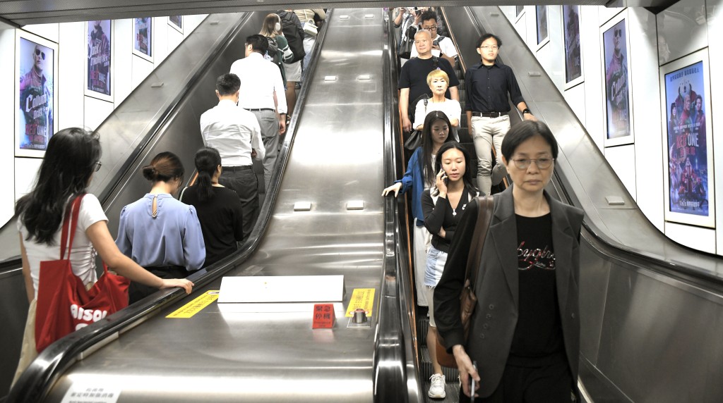 港鐵提醒乘客要「緊握扶手，左右企穩，安全要緊」。黃偉強攝