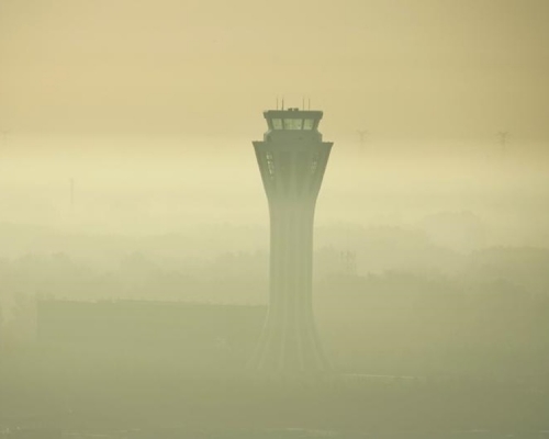 首都机场能见度下降至100至500米。网图
