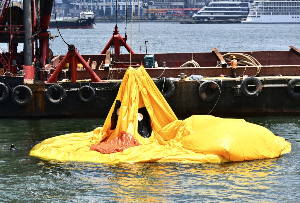 「漏气」橡皮鸭再次充气，于维港重新展出。卢江球摄