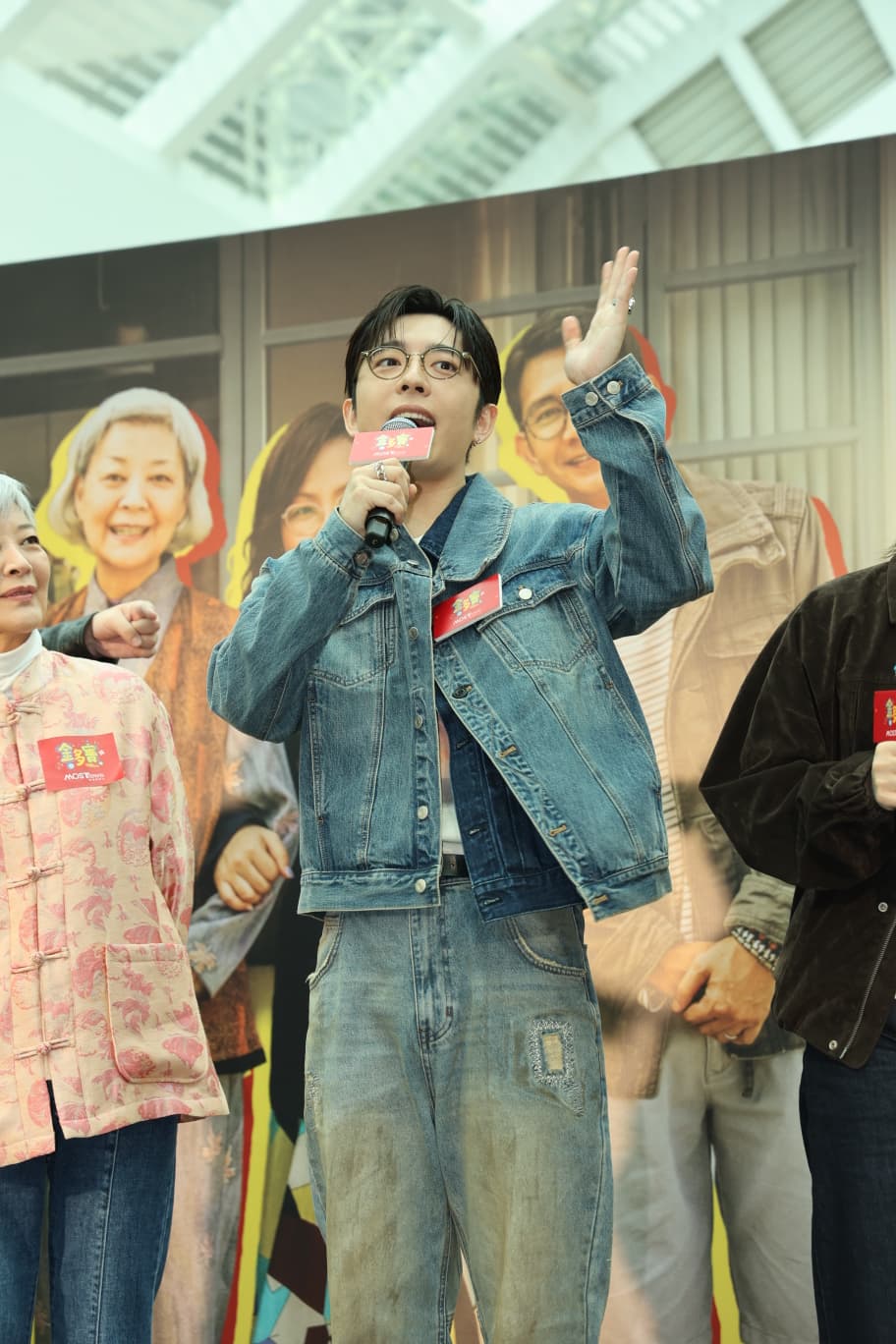 談到近年都有同羅家英、汪明荃拜年，Edan稱忙於謝票未約實。