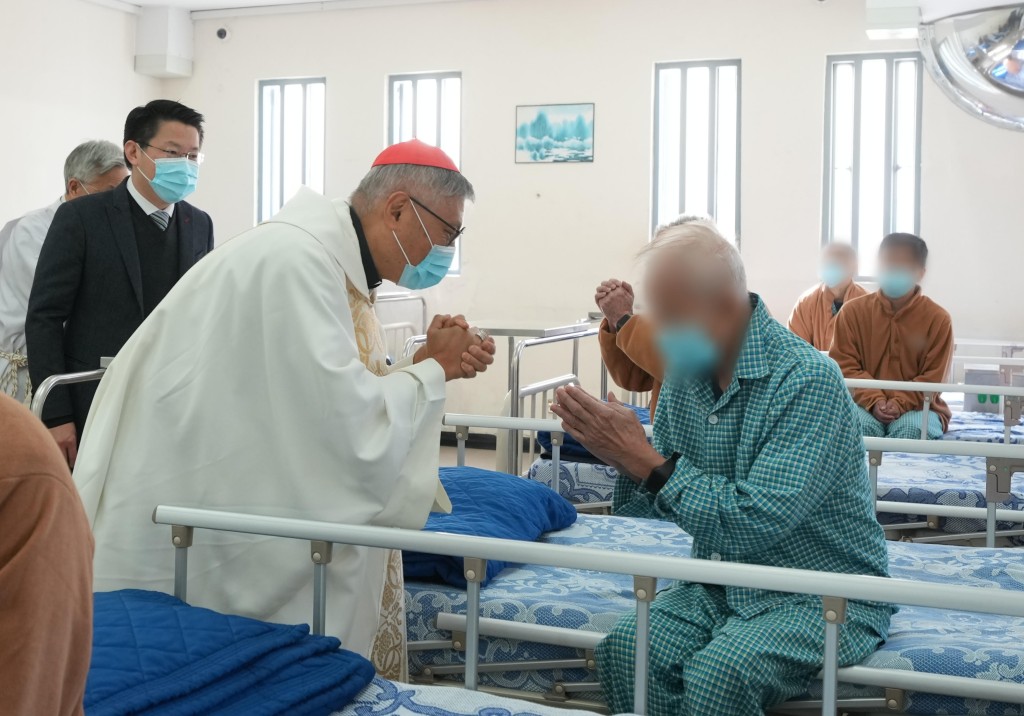 周守仁在懲教署副署長吳超覺（左一）陪同下，到訪監獄醫院向患病的在囚人士送上關懷。