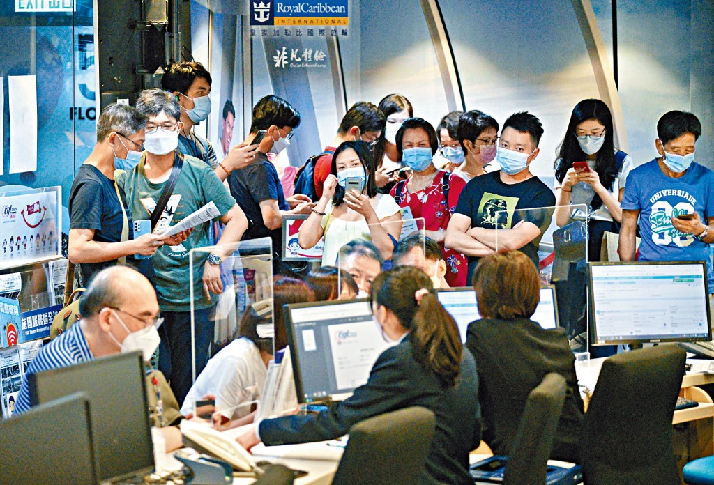 本港與內地明日起將全面通關，有旅行社去年已開始增聘人手。